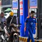Giá xăng dầu hôm nay 25/5: Dầu diesel mất hơn 16.000 đồng, xăng RON 95 ‘rơi’ 8.300 đồng/lít, giá lăn bánh VinFast VF 6
