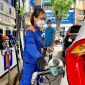 Người dân ùn ùn đổ đầy bình xăng khoáng RON95 trước khi ngừng bán, nhiều cửa hàng chỉ còn bán E10