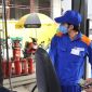 Giá xăng dầu trưa nay 27/5: Xăng RON 95 sụt 8.300 đồng, dầu diesel ‘gãy’ mất 16.020 đồng/lít, giá lăn bánh VinFast VF 8