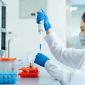 Loại vaccine đầu tiên do AI tạo ra có gì đặc biệt mà được kỳ vọng ngăn đại dịch tương lai?