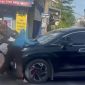 Nguyên nhân 3 người phụ nữ bám nắp capo ô tô đang chạy ở Hà Nội, hiện trường hé lộ chi tiết lạ