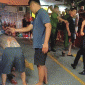 Cảnh tượng người đàn ông máu đầm đìa ngồi gục ở giữa đường sau khi bị hai người truy cùng đuổi tận