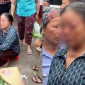 Nhân chứng bức xúc kể lại vụ người phụ nữ bán rau bị xịt nước áp lực cao vào mặt, tình hình nạn nhân?
