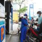 Giá xăng dầu trưa nay 23/6: RON 92 giảm mạnh 9.990 đồng/lít, E10 ‘bán như biếu’, bảng giá lăn bánh Kia K5 cuối tháng 6