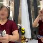 Người phụ nữ làm tóc xong trả tiền bằng cách ném xuống đất, chủ quán bức xúc cảm thấy bị xem thường