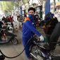 Giá xăng dầu hôm nay 26/6: RON 92 giảm hơn 10.000 đồng, E10 chỉ còn 19.000 đồng/lít, bảng giá đầy bình xe ga 150-160cc
