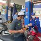 Giá xăng dầu trưa nay 26/6: Liên tiếp ‘phá đáy’, E10 và RON 92 về sát mức 19.000 đồng/lít, giá lăn bánh VinFast VF 7