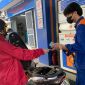 Giá xăng dầu trưa nay 30/6: E10 và RON 92 ‘đua nhau’ giảm sát mốc 18.000 đồng/lít, bảng giá lăn bánh Honda CR-V