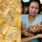 Giá vàng hôm nay trưa 12/7: Vàng SJC nhẫn trơn 9999 diễn biến lạ, người ôm vàng khóc ròng vì lỗ 