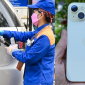Giá xăng dầu hôm nay trưa 16/7: Dầu thế giới neo cao, trong nước vẫn rẻ trước giờ G, giá iPhone 15 rẻ như cho