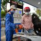 Giá xăng dầu hôm nay tối 17/7: Xăng E10 rẻ hơn các nước láng giềng, dầu diesel neo mức thấp