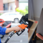 Giá xăng dầu hôm nay 23/7: Một loại dầu rơi từ đỉnh bốc hơi hơn 21.000 đồng, giá iPhone 16e rẻ như cho