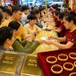 Cập nhật giá vàng hôm nay ngày 25/7 tăng phi mã: Bất ngờ với tình hình mua - bán vàng, tiệm vàng giới hạn số lượng