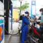 Giá xăng dầu trưa nay 27/7: Xăng RON 92 và E10 ‘sáng cửa’ về lại mốc 19.000 đồng/lít, giá lăn bánh VinFast VF 7 cực rẻ