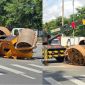 Lý do xe lu rơi, lật ngang giữa đường ở TP HCM, người đàn ông ôm bé trai thoát nạn trong gang tấc