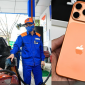 Giá xăng dầu hôm nay tối 1/8 neo cao theo đà thế giới,E10, E5 tăng mạnh, giá iPhone 17 Pro có giảm?