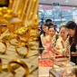 Bảng giá vàng hôm nay 2/8: Vàng SJC nhẫn trơn 9999 giảm kỷ lục, nhà vàng bán thả ga, lực mua vẫn yếu