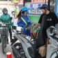Giá xăng dầu chiều nay 2/8: E10 và RON 92 rục rịch xuống đáy mới dưới 18.000 đồng/lít, giá đầy bình xe côn tay 150-155cc