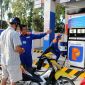 Giá xăng dầu trưa nay 2/8: Dầu diesel thấp hơn đỉnh 17.000 đồng, RON 92 và E10 sắp 'rẻ bèo', giá lăn bánh VinFast VF 5