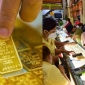 Cập nhật giá vàng hôm nay tối 4/8: Vàng trong nước 'đổi ý' giảm kịch kim, người dân chao đảo vì vàng