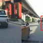 Clip tài xế xe máy liên tục lạng lách, tạt đầu cản đường xe ô tô rồi bị hất ngã? Chân dung tài xế xe máy 