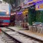 Thông tin bất ngờ về cô gái ngồi sát đường ray quay clip, bị tàu hỏa hất văng điện thoại tại Hà Nội