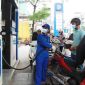 Giá xăng dầu tối nay 12/8: Xăng E10 sắp tụt ‘thủng đáy’, RON 92 rẻ hơn đỉnh gần 8.500 đồng, giá đầy bình xe ga 150-160cc