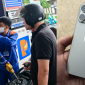 Giá xăng dầu hôm nay tối 13/8 đồng loạt giảm 2 phiên liên tiếp, riêng 1 loại dầu tăng, giá iPhone 16 Pro ra sao?