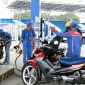 Giá xăng dầu trưa nay 15/8: Xăng E10 về gần 19.000 đồng/lít, RON 92 rẻ hơn đỉnh 8.800 đồng, giá đầy bình xe ga 150-160cc