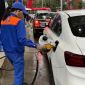 Giá xăng dầu hôm nay 18/8: Xăng E10 và RON 92 cùng giảm sâu, dầu diesel cách đỉnh 17.547 đồng, giá lăn bánh VinFast VF 7