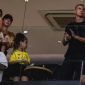 Vợ chồng Ronaldo lần đầu lộ diện sau hôn lễ, ngoại hình khác lạ của nam cầu thủ lập tức gây chú ý