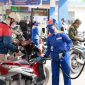 Giá xăng dầu chiều nay 19/8: Xăng E10 lao dốc mất phanh, RON 92 thấp hơn đỉnh 8.800 đồng, giá đầy bình các mẫu xe số
