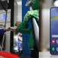 Giá xăng dầu hôm nay 21/8 tăng đồng loạt, E10 cách đỉnh hơn 8.000 đồng, giá Samsung S24 có rẻ?