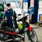 Giá xăng dầu trưa nay 20/8: Xăng RON 92 giảm về gần đáy, E10 rẻ hơn đỉnh gần 10.000 đồng, giá lăn bánh Hyundai Grand i10