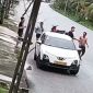 Chặn đầu ô tô rồi dùng mũ bảo hiểm tấn công tài xế, người đàn ông bị công an đưa về làm việc
