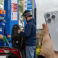 Giá xăng dầu hôm nay 25/8: Thế giới tiếp đà giảm, trong nước tăng vọt, giá iPhone 14 Pro hạ nhiệt