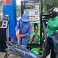 Giá xăng dầu trưa 25/8: Xăng RON 92 và E10 rất gần đáy, dầu diesel rẻ hơn đỉnh 16.200 đồng, giá đầy bình xe ga 110cc