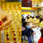 Bảng giá vàng hôm nay 30/8: Vàng trong nước tăng sốc, vàng thế giới lao dốc, người mua vẫn lỗ kép