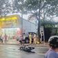 Camera ghi lại cảnh xe ô tô tông liên hoàn, chèn ngang người khiến một tài xế chạy grab tử vong