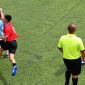 Cầu thủ U19 chơi xấu đối thủ, lao vào ‘cà khịa’ đòi ăn thua với trọng tài khi bị thẻ đỏ