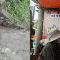 Người mẹ khóc nghẹn, ngất lịm tại khu vực con trai tử vong trong ngày Hà Nội mưa lớn ngập sâu