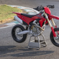 Ducati Desmo450 SM 2027 lộ diện: Supermoto đầu tiên của Ducati trang bị phanh Brembo Stylema