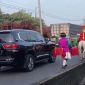 Thực hư clip 'thầy trò Đường Tăng' cưỡi ngựa đi vào làn ô tô tại TPHCM