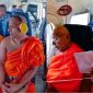 Sri Lanka thỉnh 3 nhà sư lên máy bay rải nước thánh để ‘cứu đất nước’, chuyện kỳ lạ xuất hiện