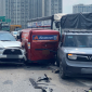 Hiện trường ba ô tô tông liên hoàn trên đường Vành đai 3 ở Hà Nội, một xe nổ lốp