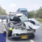 Xe ô tô con vỡ nát sau cú đâm đuôi xe đầu kéo trên cao tốc Nội Bài - Lào Cai, 1 người bị thương