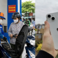 Giá xăng dầu hôm nay 4/10 chỉ từ 20.391 đồng, E10 giảm hơn 4.200 đồng từ đỉnh, iPhone 14 rẻ bèo
