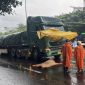 Hiện trường tai nạn nghiêm trọng giữa xe máy và xe đầu kéo trên QL 1A khiến 1 người tử vong