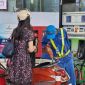 Giá xăng dầu hôm nay 13/10: Dầu diesel về gần 29.000 đồng/lít, RON 92 và E10 kỳ tới sẽ rẻ hơn? Giá lăn bánh VinFast VF 9