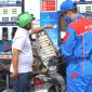Giá xăng dầu trưa nay 17/10: Dầu diesel lại giảm, E10 RON 95 và E5 RON 92 cũng cùng về mức rẻ, giá đầy bình ô tô Mazda